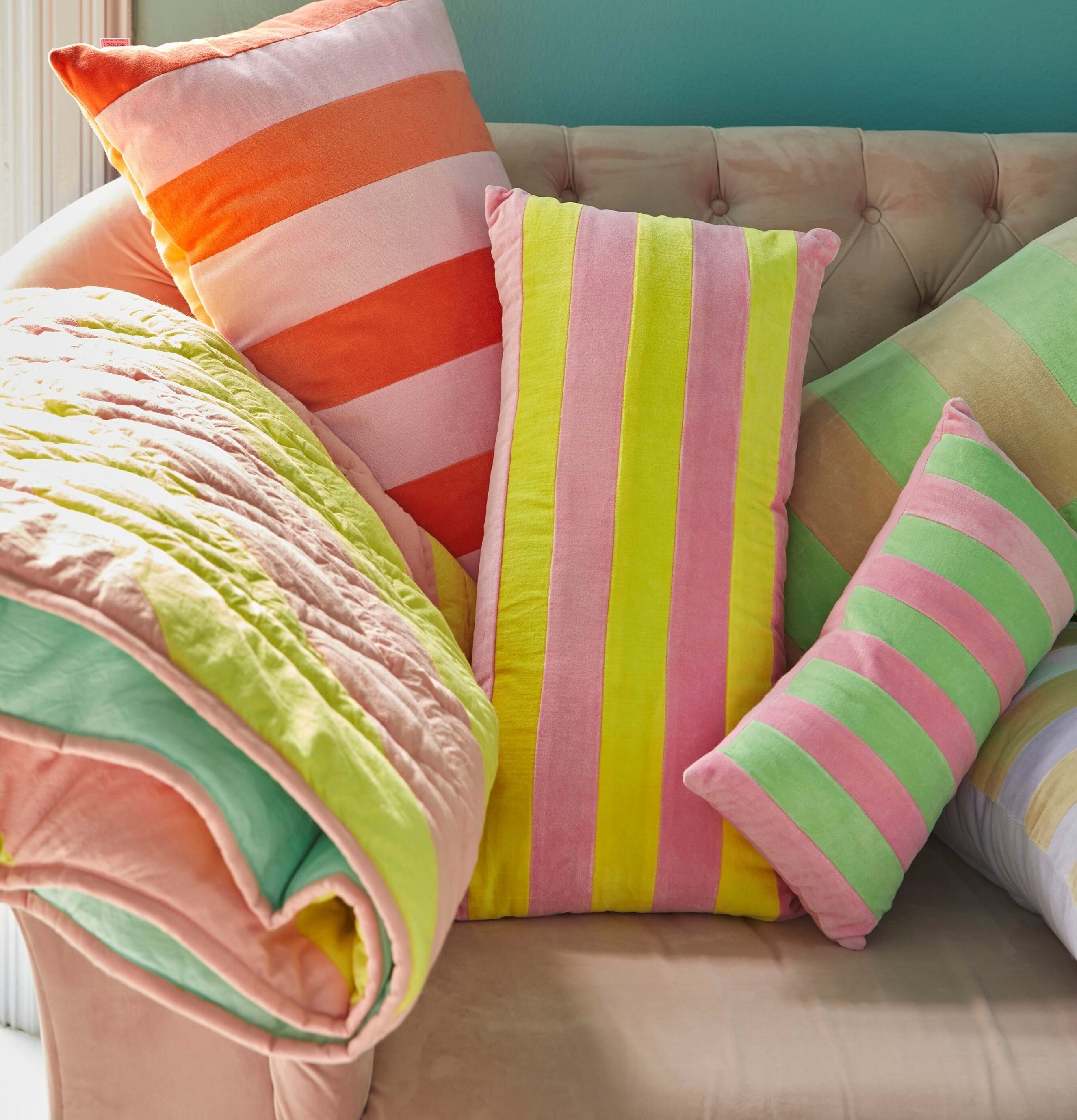 Bomullsfilt Yellow & Pink Stripes från Rice på en soffa