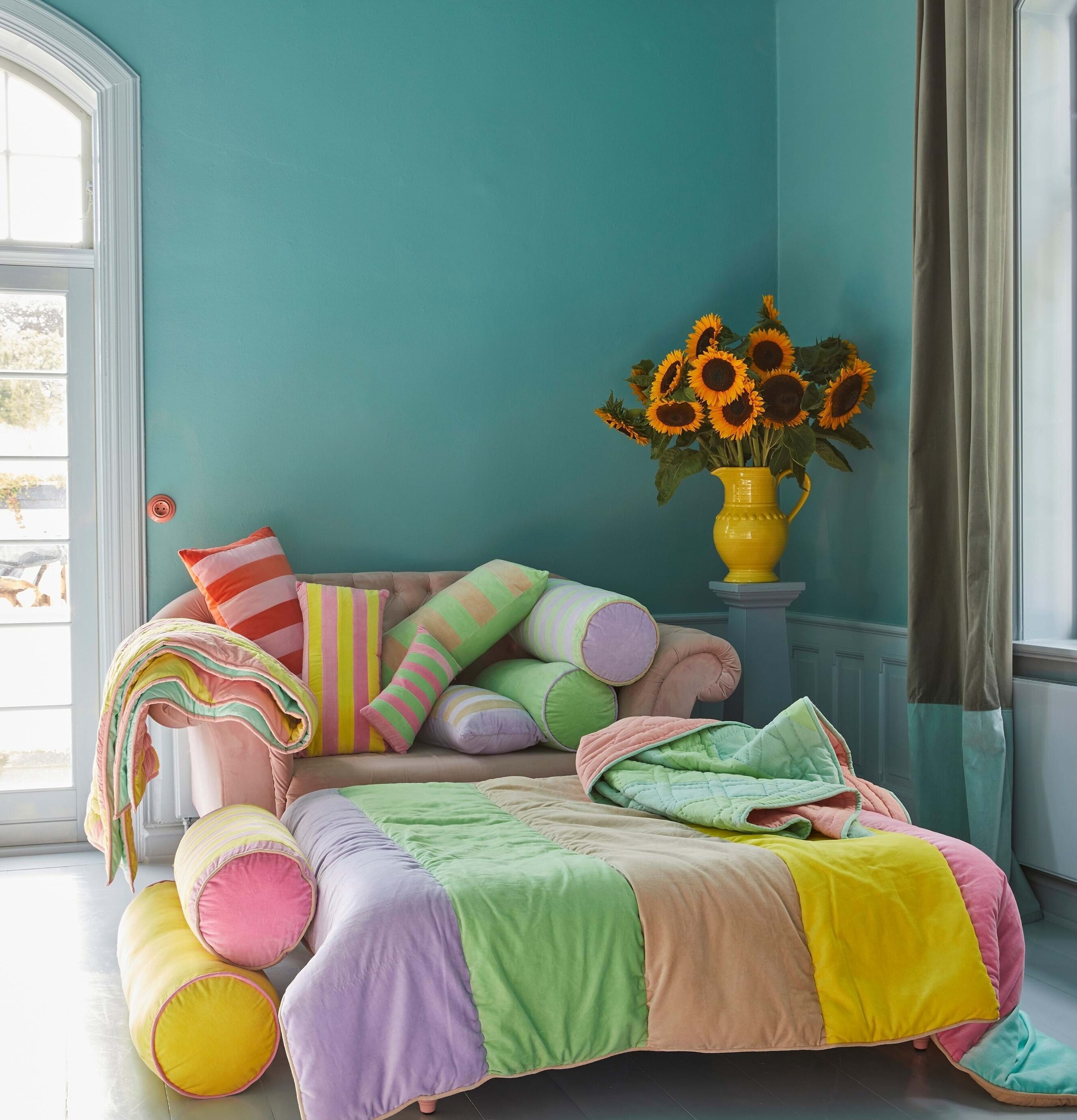 Kanna Keramik Gul XL från Rice på piedestal med solrosor