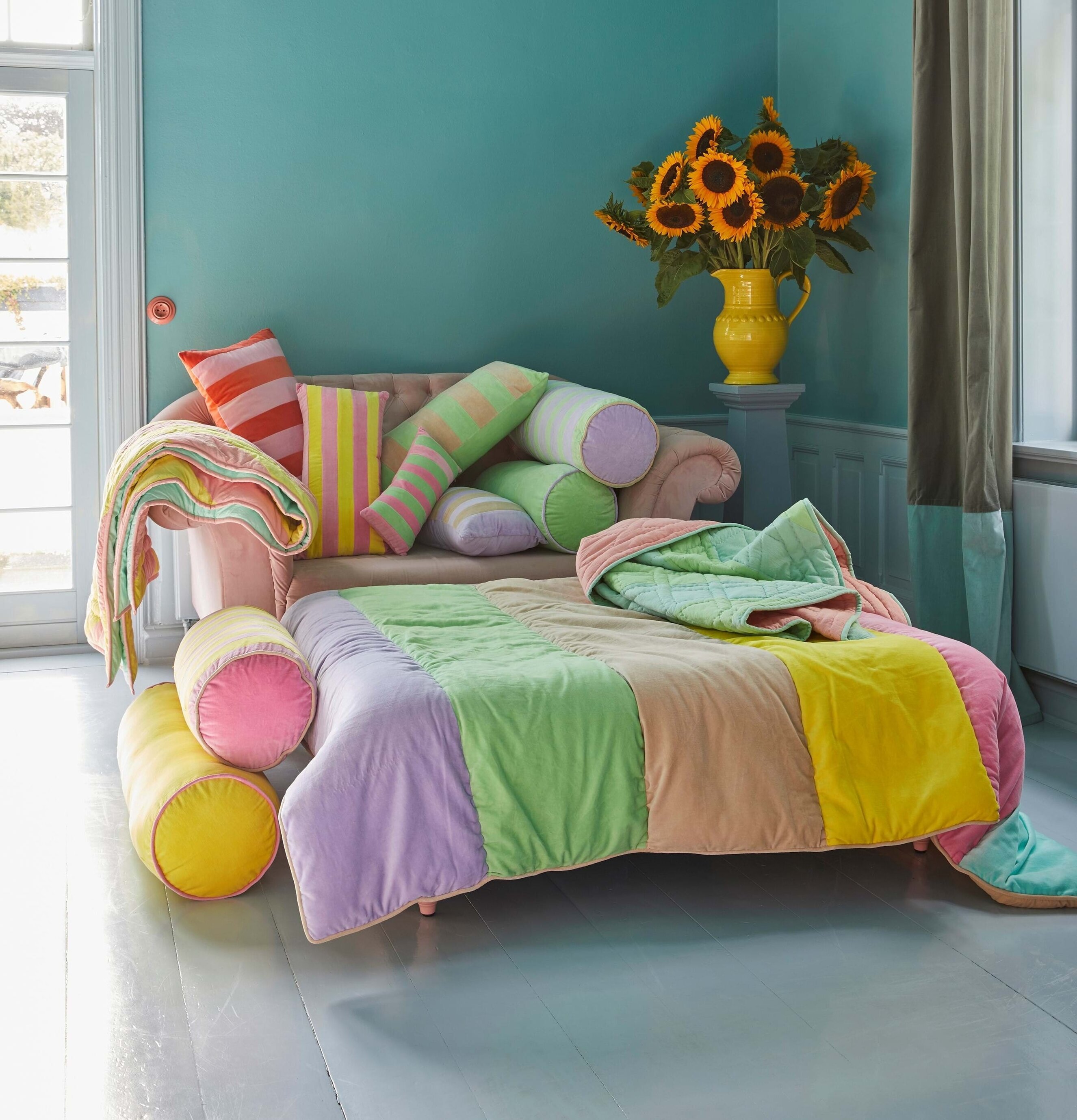 Bolsterkudde Grön/Lavendel från Rice i färgglad interiör