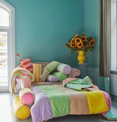 Kanna Keramik Gul XL från Rice på piedestal med solrosor