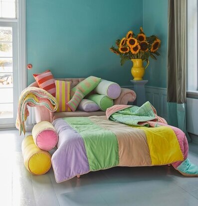 Quilt Velvet Stripes Yippie Yippie Yeah från Rice på säng