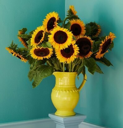 Kanna Keramik Gul XL från Rice med solrosor på piedestal