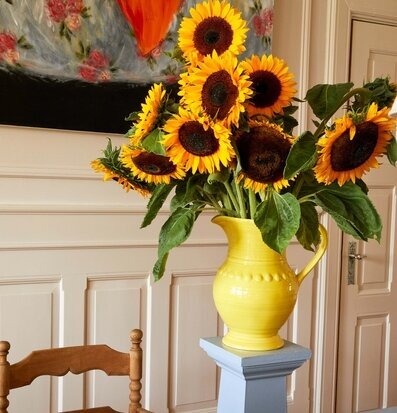 Kanna Keramik Gul XL från Rice med solrosarrangemang