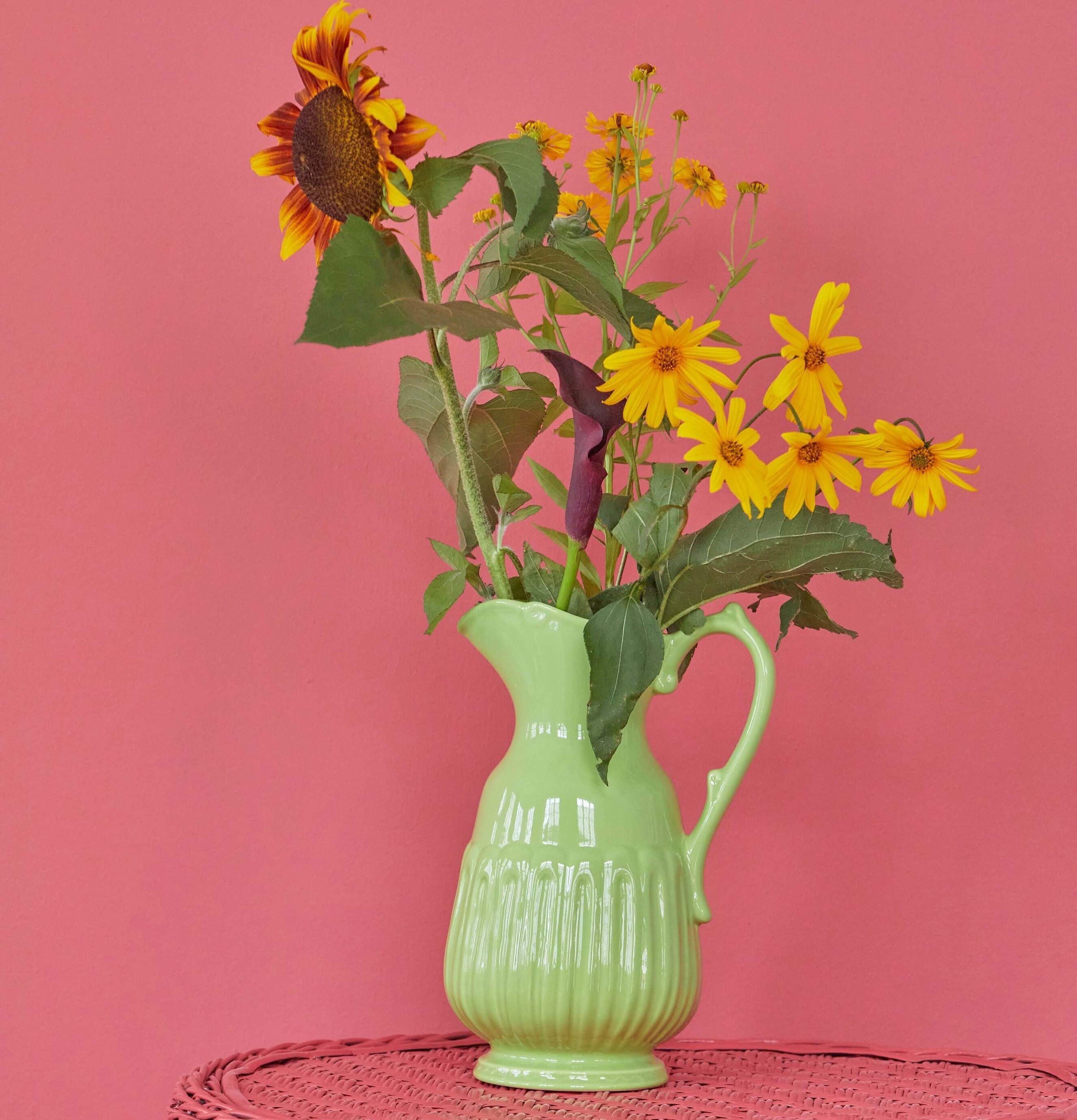 Kanna Keramik Neon Green Large från Rice på rosa rottingbord