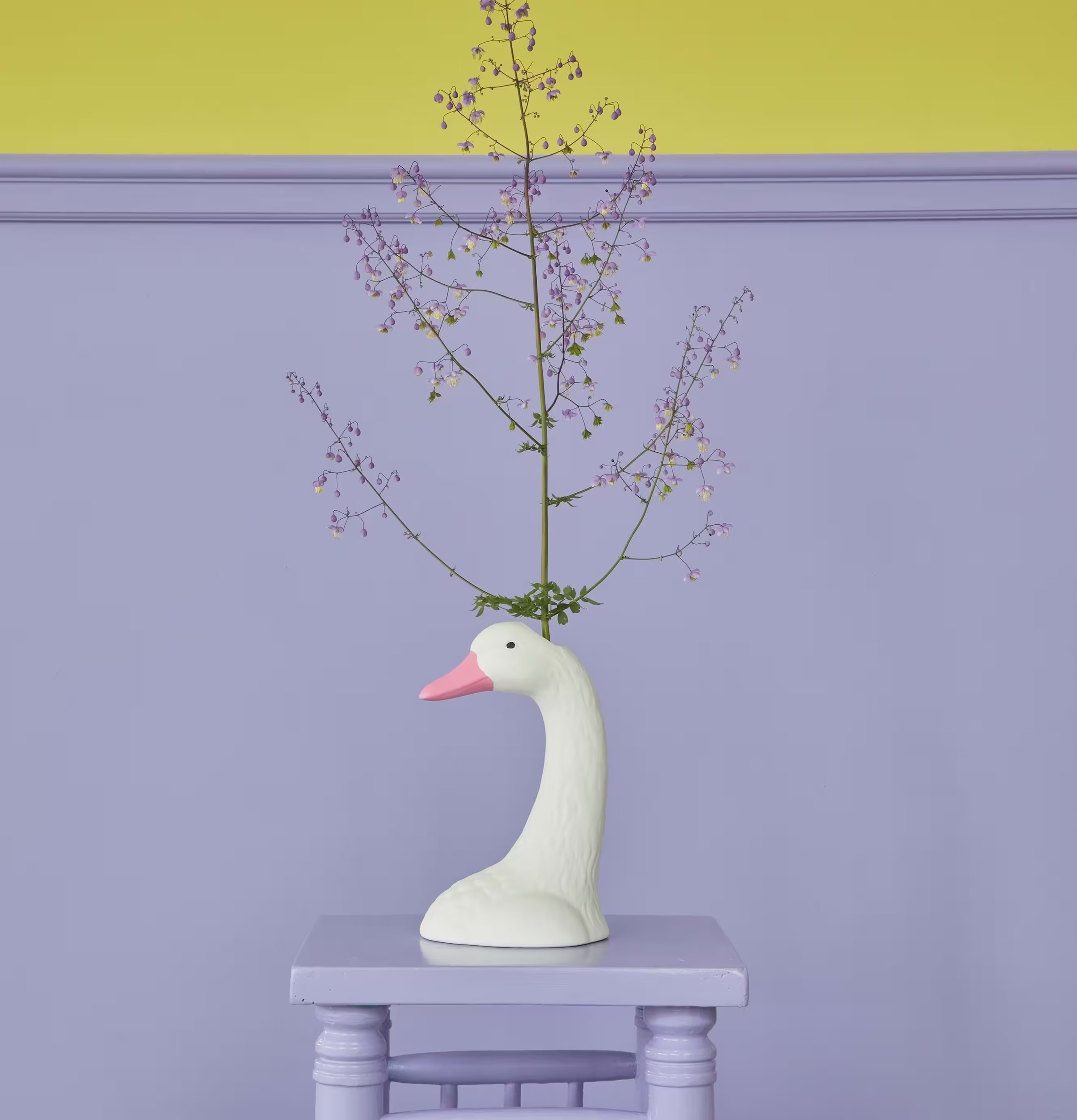 Keramikvas Swan White från Rice på lavendelfärgat bord