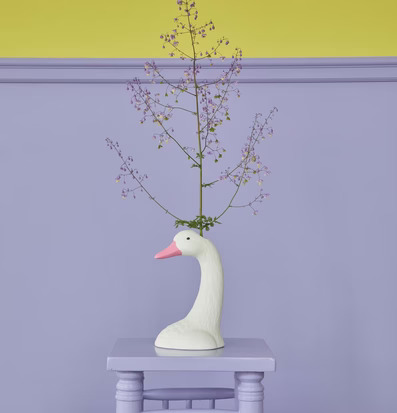 Keramikvas Swan White från Rice på lavendelfärgat bord