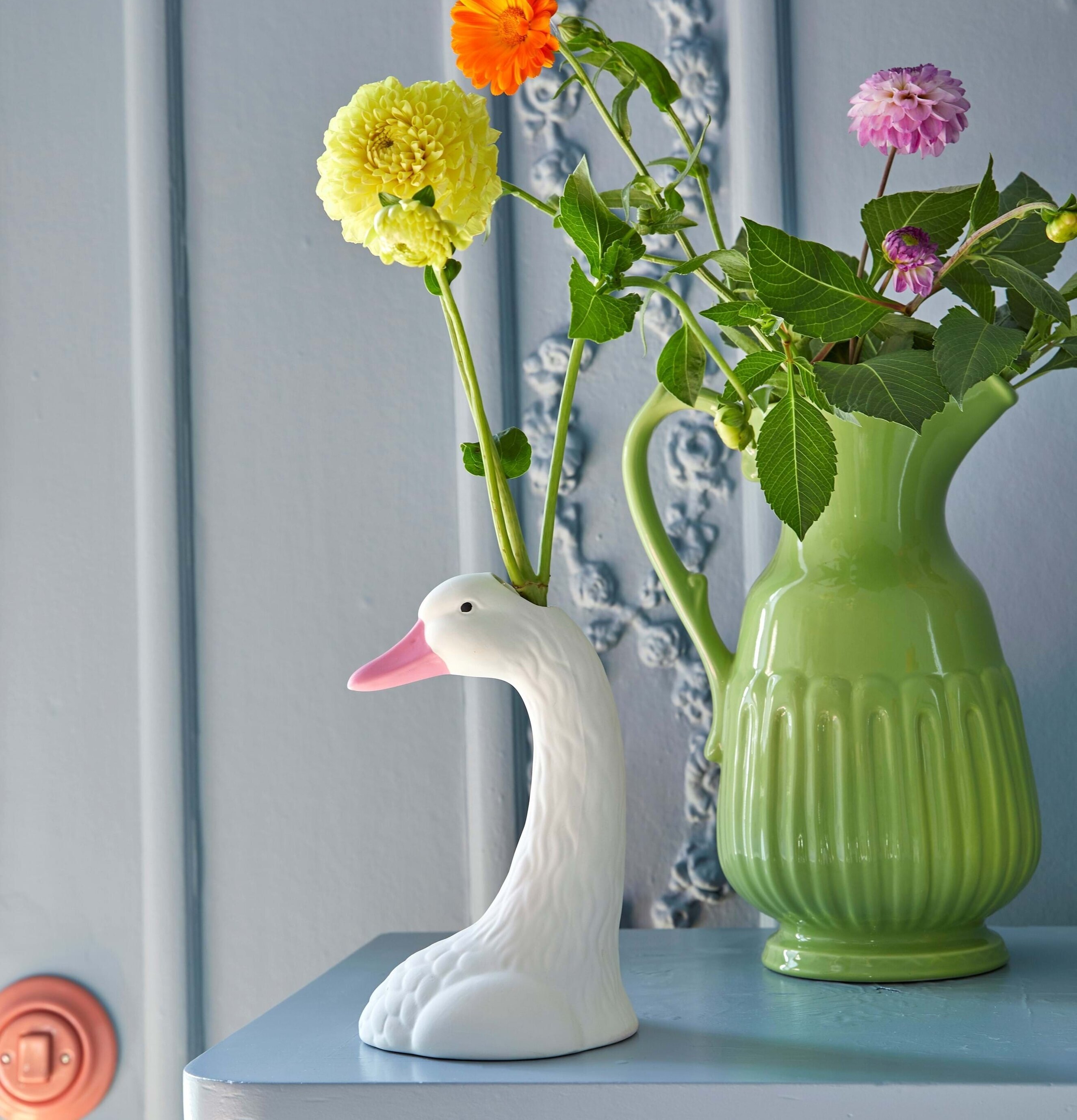 Keramikvas Swan White från Rice med ljusgula blommor