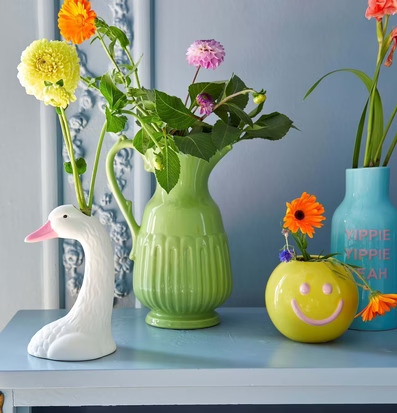 Keramikvas Swan White från Rice på ett ljust blått bord