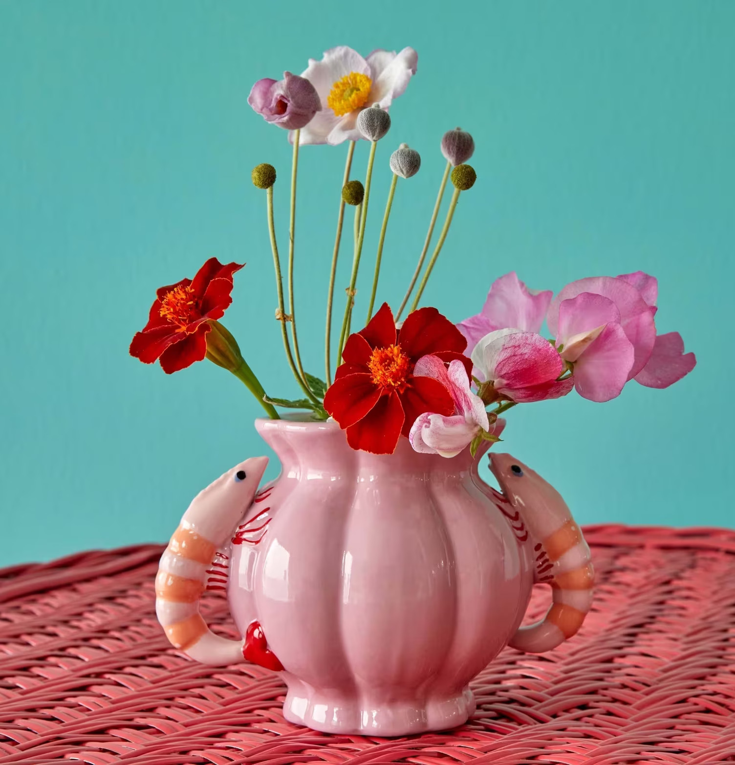 Keramikvas Shrimps Pink från Rice med blommor och turkos vägg
