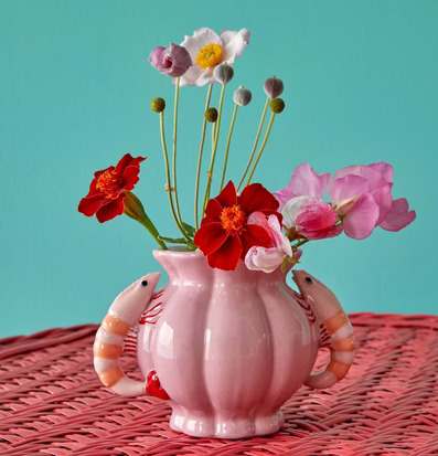 Keramikvas Shrimps Pink från Rice med blommor och turkos vägg