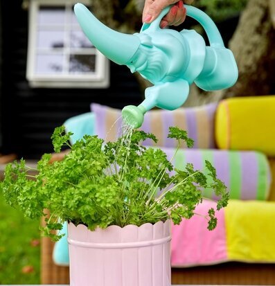 Vattenkanna Gnome Soft Pink från Rice vattnar persilja