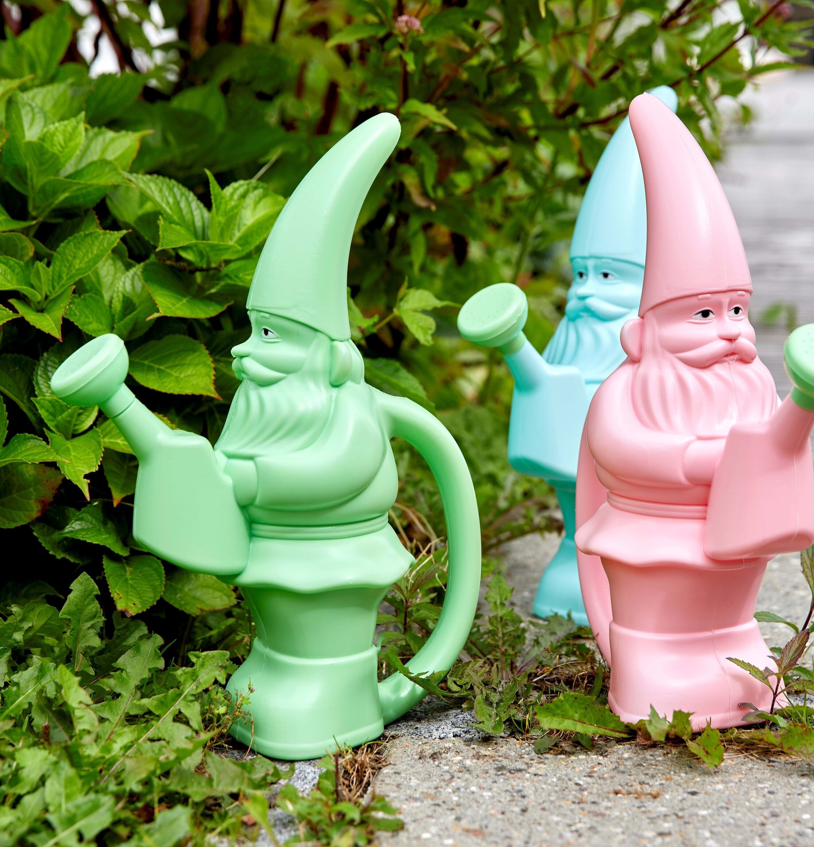 Vattenkanna Gnome Mint Green från Rice i frodig trädgård