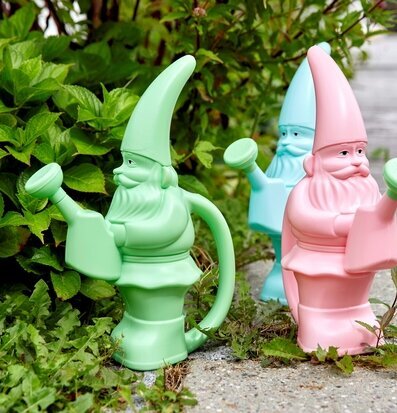 Vattenkanna Gnome Mint Green från Rice i frodig trädgård