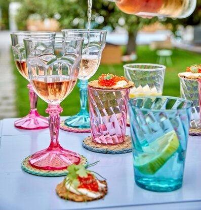 Vinglas På Fot Clear/Mint från Rice på ett dukat bord