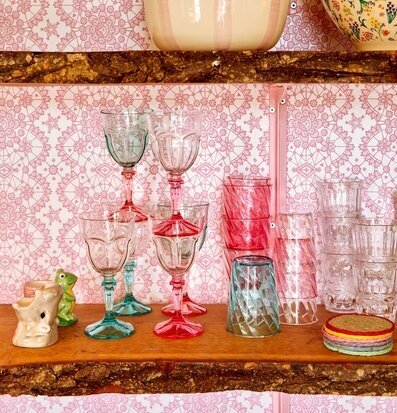 Vinglas På Fot Clear/Mint från Rice på rustik trähylla