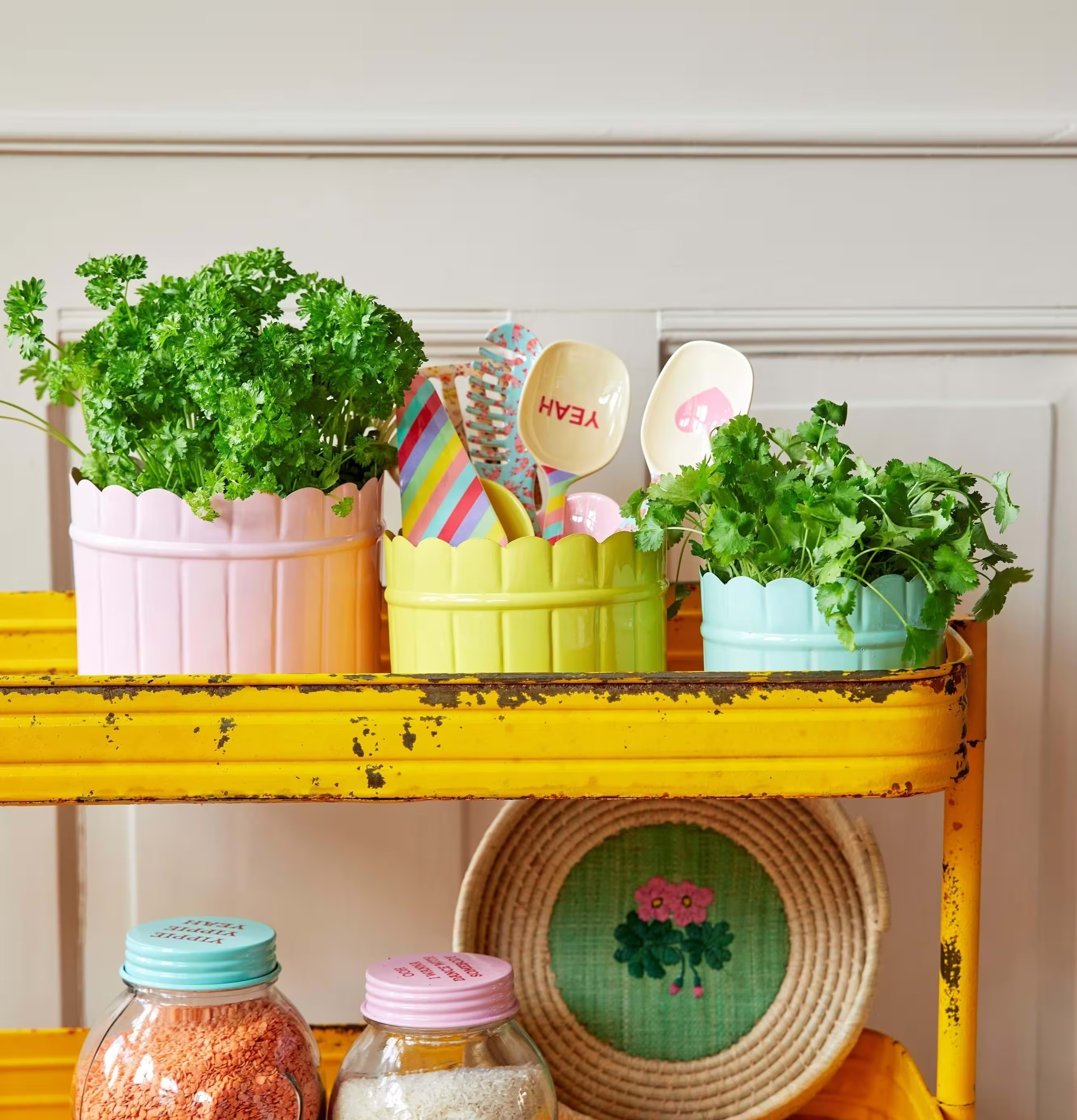 Blomkruka Yellow Mellan från Rice på färgglad hylla