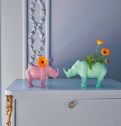 Kruka Noshörning Neon Green från Rice med blommor och blad