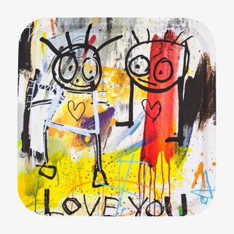 Bricka Love You från Poul Pava med färgglada figurer och text