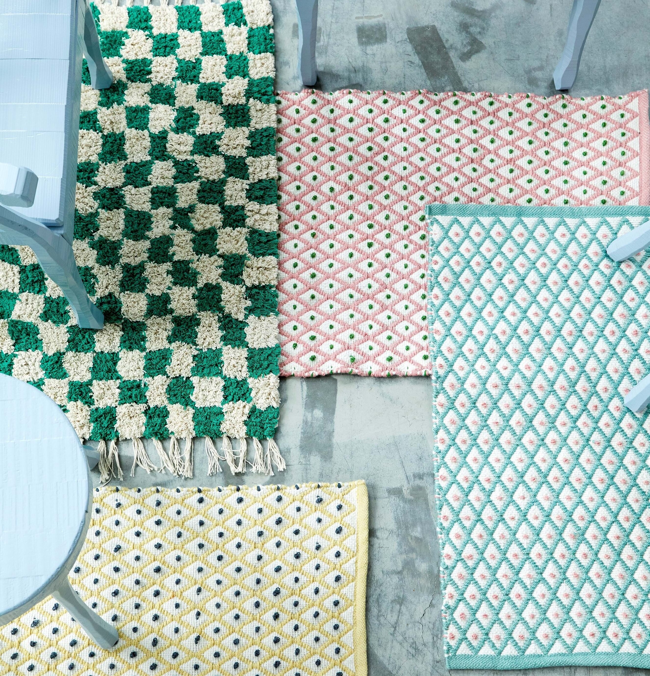 Dörrmatta Pink Harlequin Print från Rice på betonggolv
