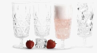 Picknickglas Hög 4-Pack från Sagaform med is och jordgubbar