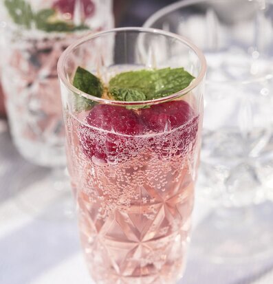 Picknickglas Hög 4-Pack från Sagaform fyllda med dryck