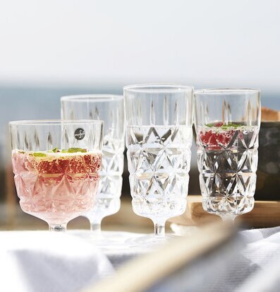 Sagaform Picknickglas 4-Pack i utomhusmiljö med drycker