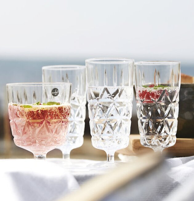 Sagaform Picknickglas 4-Pack i utomhusmiljö med drycker