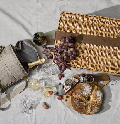 Picknickglas 4-Pack från Sagaform på en solig picknickduk