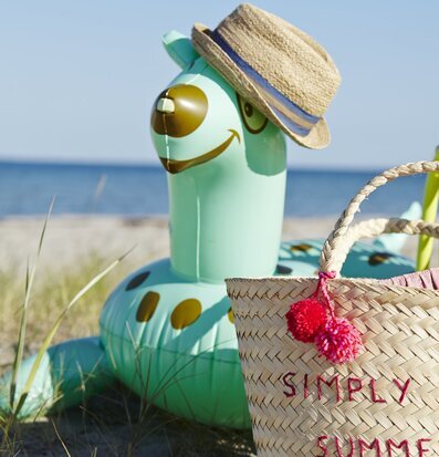 Tiger Uppblåsbar Grön från Rice vid strand med strandväska