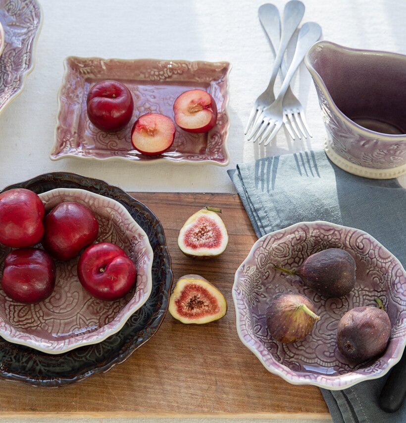 Skål Arabesque Lavender från Sthål fylld med svarta fikon