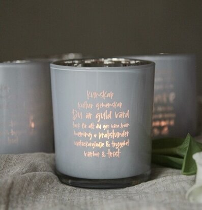 Bild av stämningsfull inredningsdetalj med ljuslykta