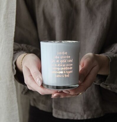 Bild av stilren ljuslykta i mjukt, naturligt ljus