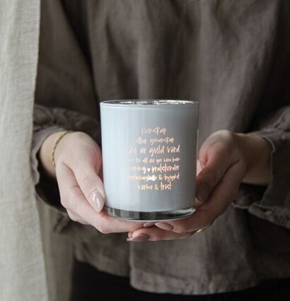 Bild av stilren ljuslykta i mjukt, naturligt ljus