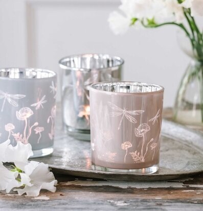 Foto av elegant inredning med ljuslyktor och blommor