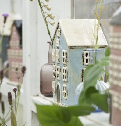 Bild av stilren ljuslykta i harmonisk visningsmiljö