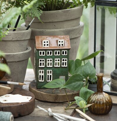 Bild av rustik scen med ljuslykta och naturliga element