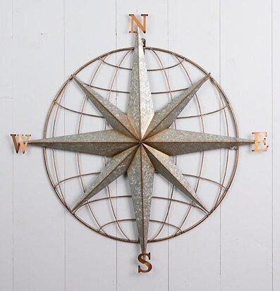 Väggdekoration Kompass från Multi Agentur på ljus vägg