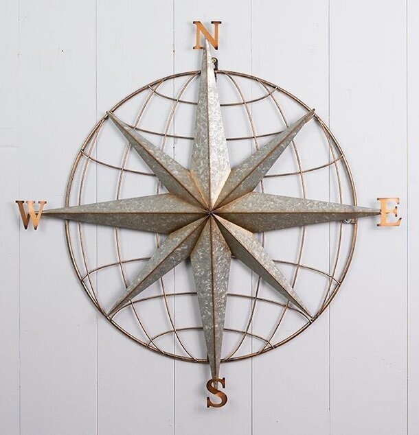 Väggdekoration Kompass från Multi Agentur på ljus vägg