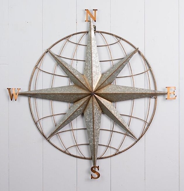 Väggdekoration Kompass från Multi Agentur på ljus vägg