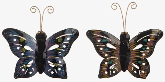 Fjäril Vägg Hamrad Plåt från Different Design på vit vägg