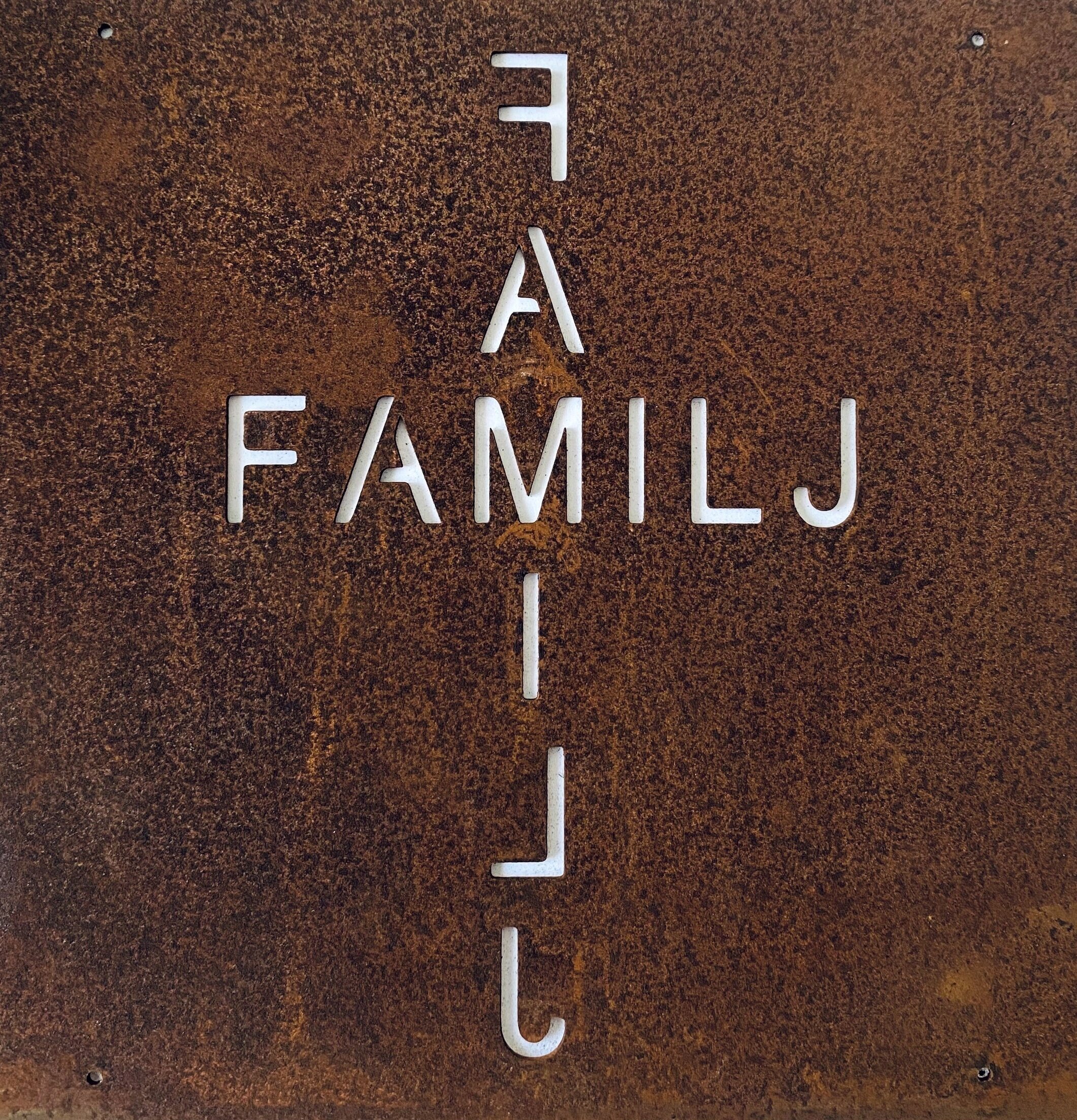 Skylt Familj Rost (Armeringsnät) från Lind Decoration