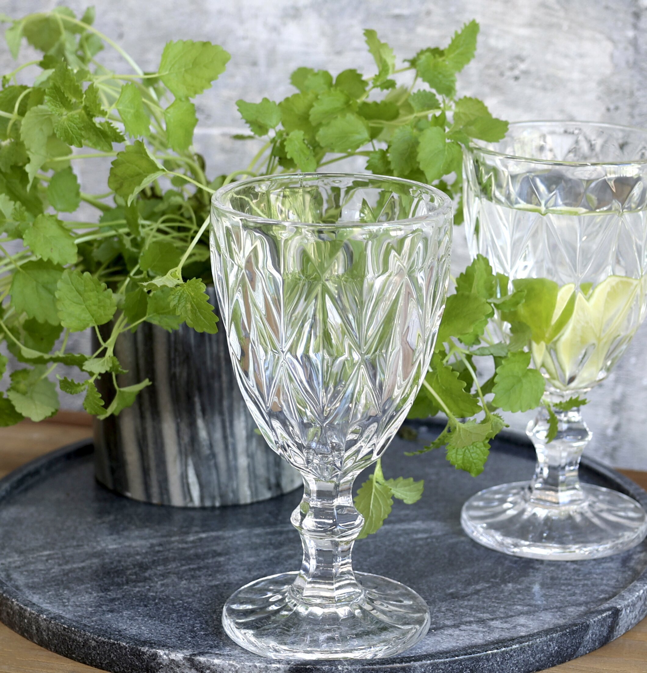 Vinglas Diamantutskärning från Chic Antique på serveringsfat