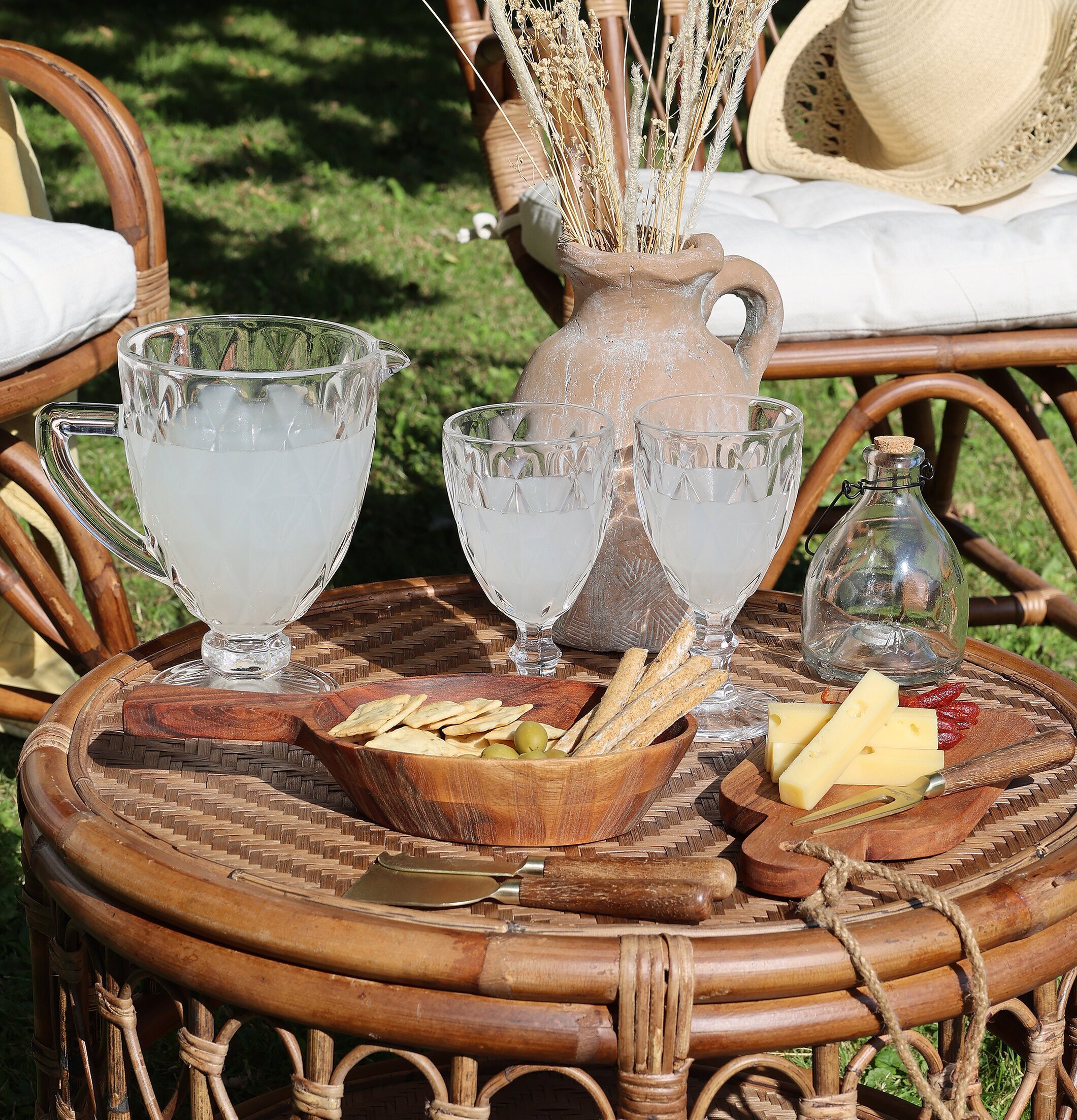 Kanna Med Diamantutskärning från Chic Antique på rottingbord