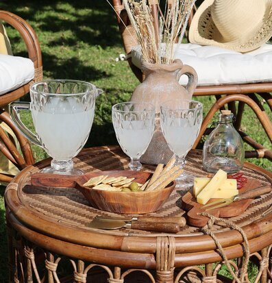 Kanna Med Diamantutskärning från Chic Antique på rottingbord