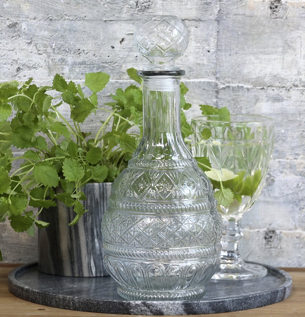 Glaskaraff Med Mönster från Chic Antique på marmorfat