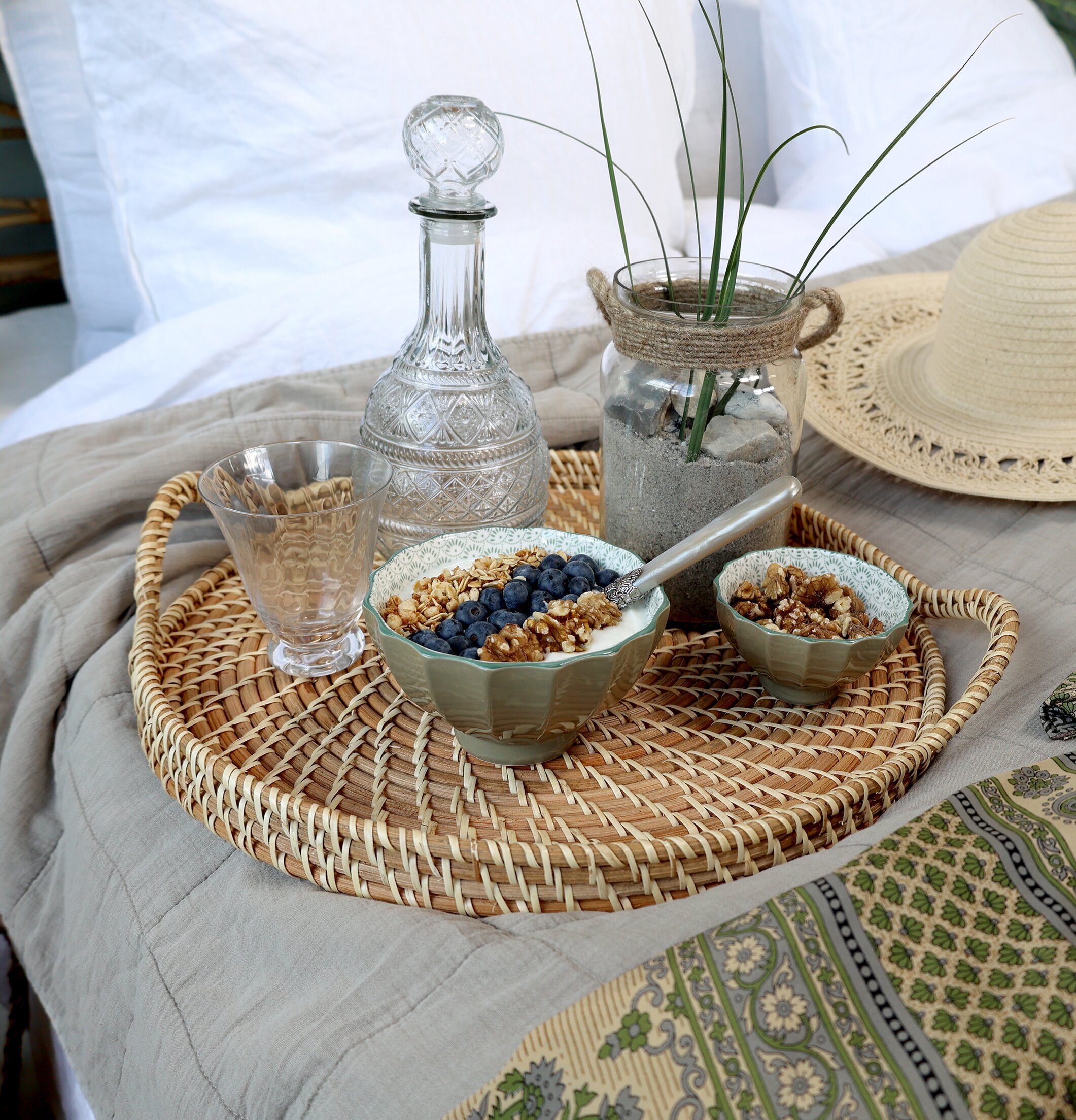 Glaskaraff Med Mönster från Chic Antique på flätad bricka