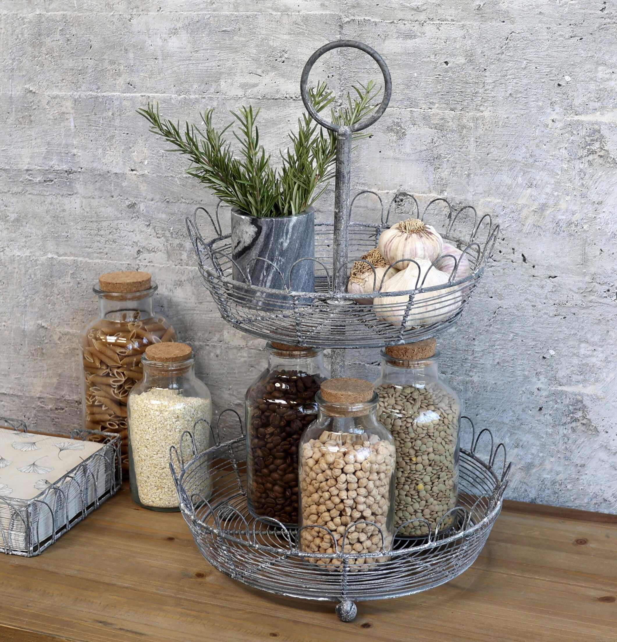 Våningsfat Trådkorg från Chic Antique med matvaror och burkar