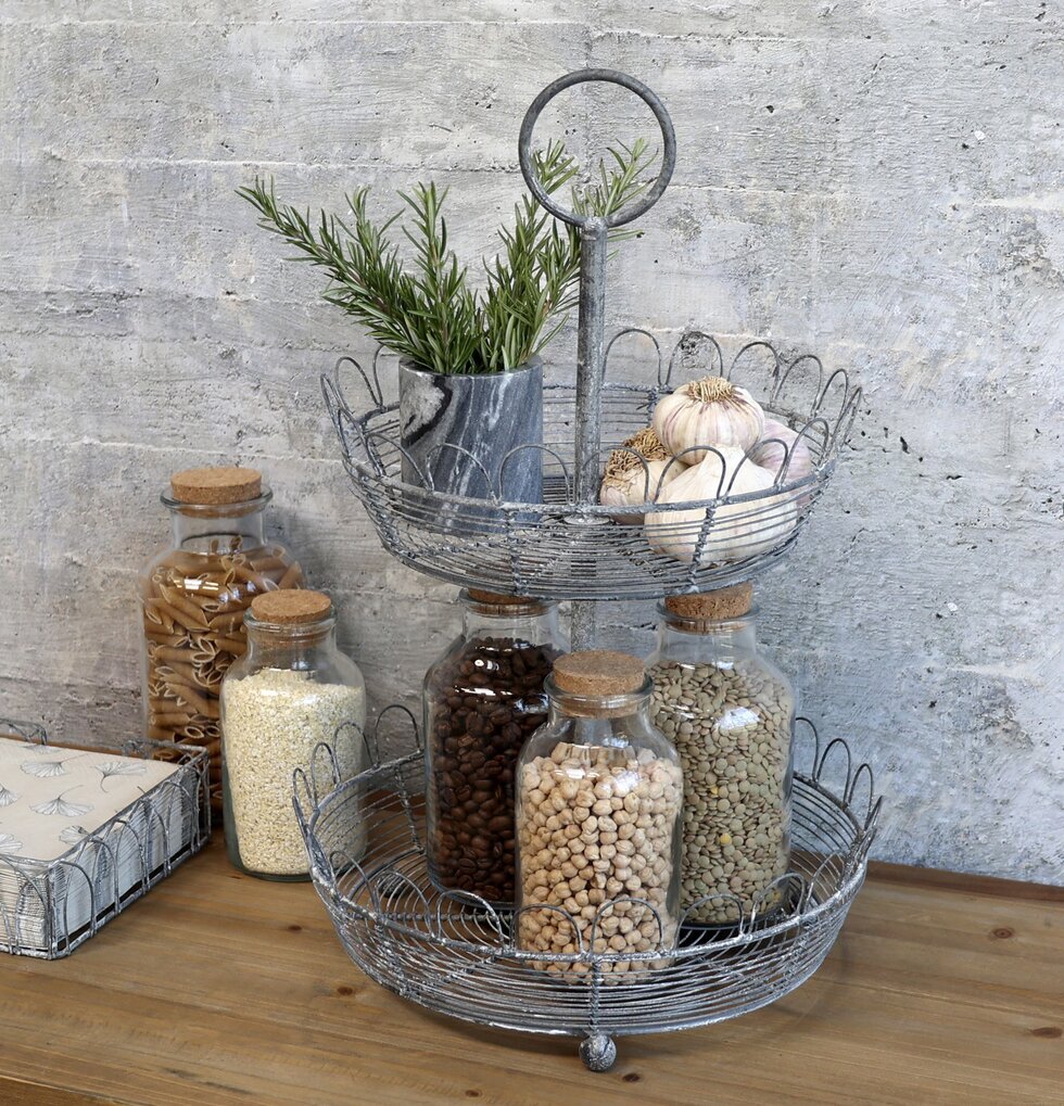 Våningsfat Trådkorg från Chic Antique med matvaror och burkar
