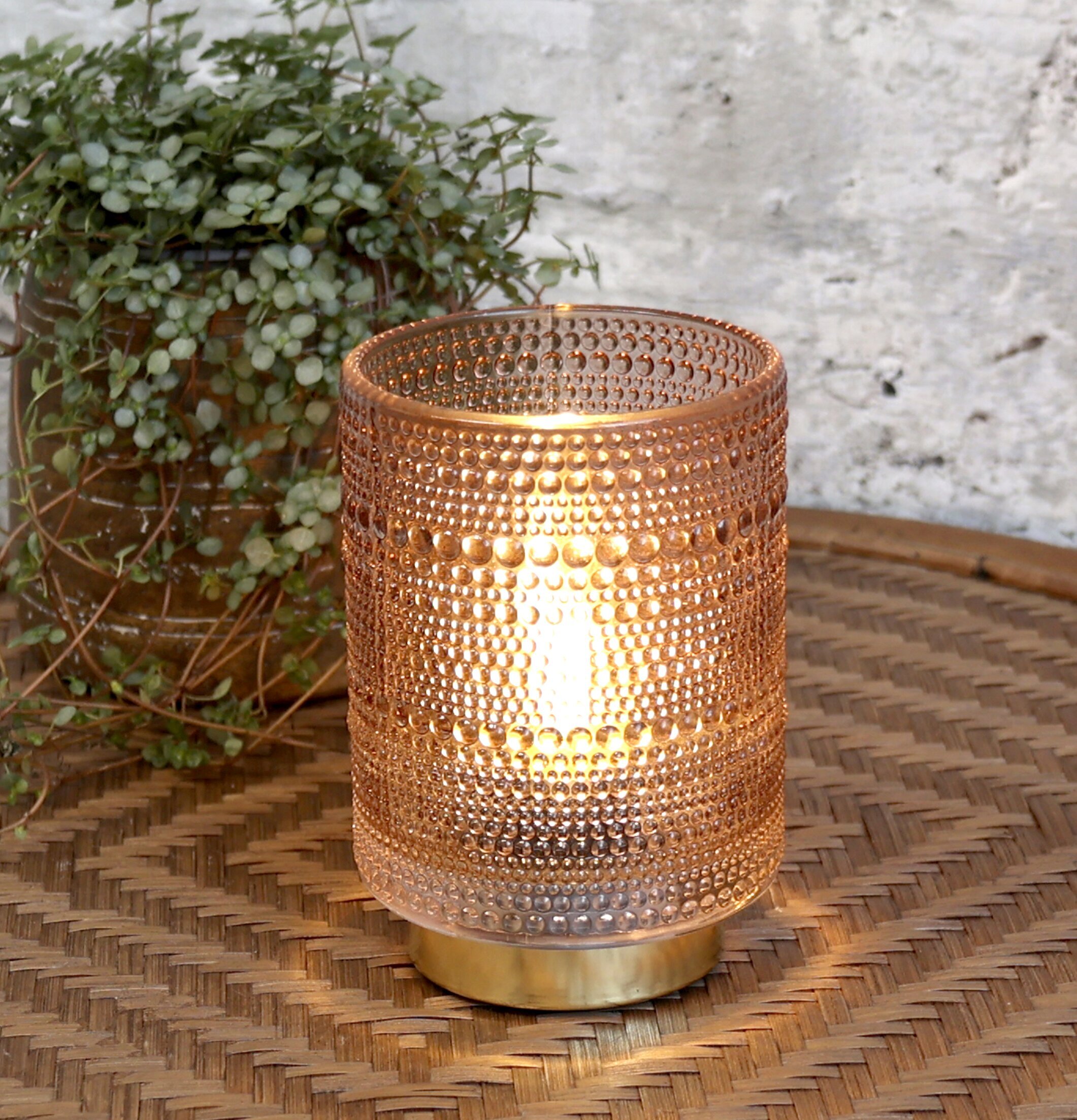 Lampa Med Mönster LED Mocca från Chic Antique på rottingbord