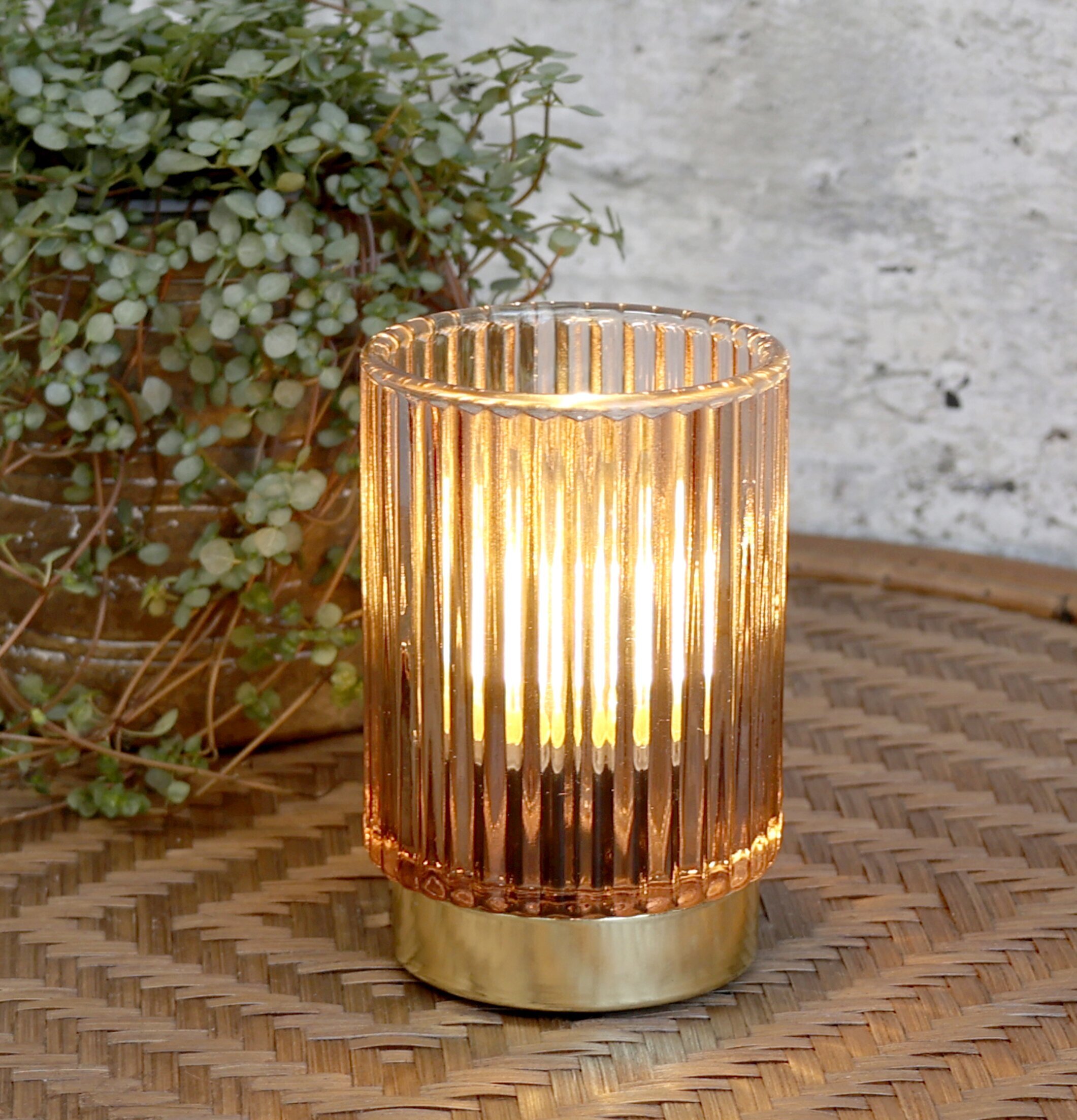 Lampa Med Spår LED Mocca från Chic Antique på flätat bord